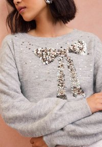Love & Roses REGULAR FIT - SCATTERED SEQUIN BOW - Pulover - grey bow