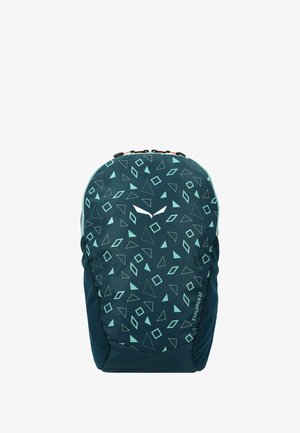 Donkergroene rugzak met geometrische patronen in lichtgroen. Heeft een ronde vorm, textuurstof en een ritssluiting aan de bovenkant. Versierd met een logo.