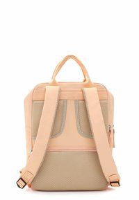 Zaino color pesco con un esterno liscio, dettagli in rete, spallacci regolabili e doppi manici superiori. Presenta una tasca anteriore con zip.