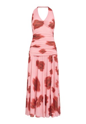 Vaaleanpunainen hihaton mekko, jossa on rypytetty yläosa ja laskeutuva helma, korostettuna suurilla punaisilla kukkakuviolla ympäri mekkoa.