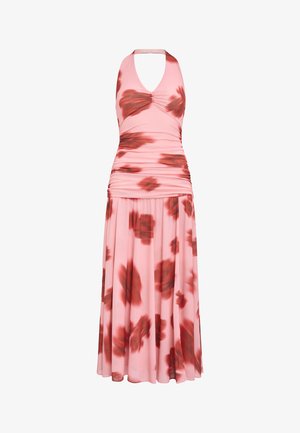 Lyserød kjole med halterneck, rynket kavalergang og flydende nederdel, med store røde blomsterprint spredt over hele.