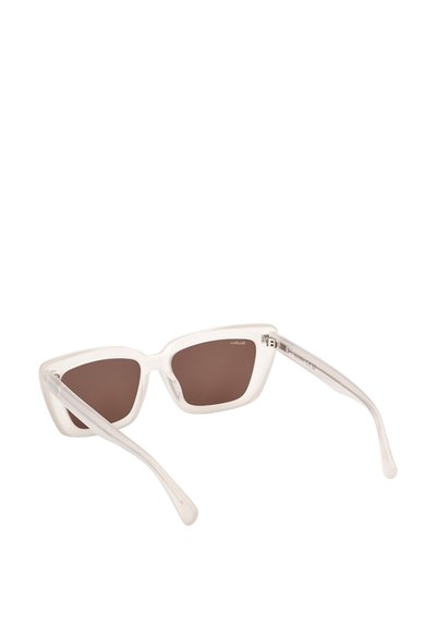 Gafas de sol angulares transparentes con lentes tintadas marrones y varillas de plástico transparente. Presentan un diseño minimalista sin herrajes visibles.