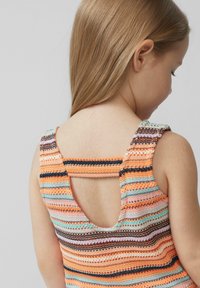 Wielokolorowy sweter z dzianiny z poziomymi paskami w kolorach pomarańczowym, niebieskim i brązowym. Szerokie ramiączka i okrągłe wycięcie z tyłu.