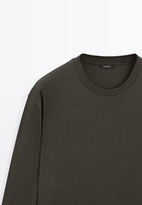 Dunkelolivgrünes Langarm-T-Shirt mit rundem Halsausschnitt, aus weichem Baumwollmaterial, mit einer einfachen, glatten Textur und ohne sichtbare Muster.