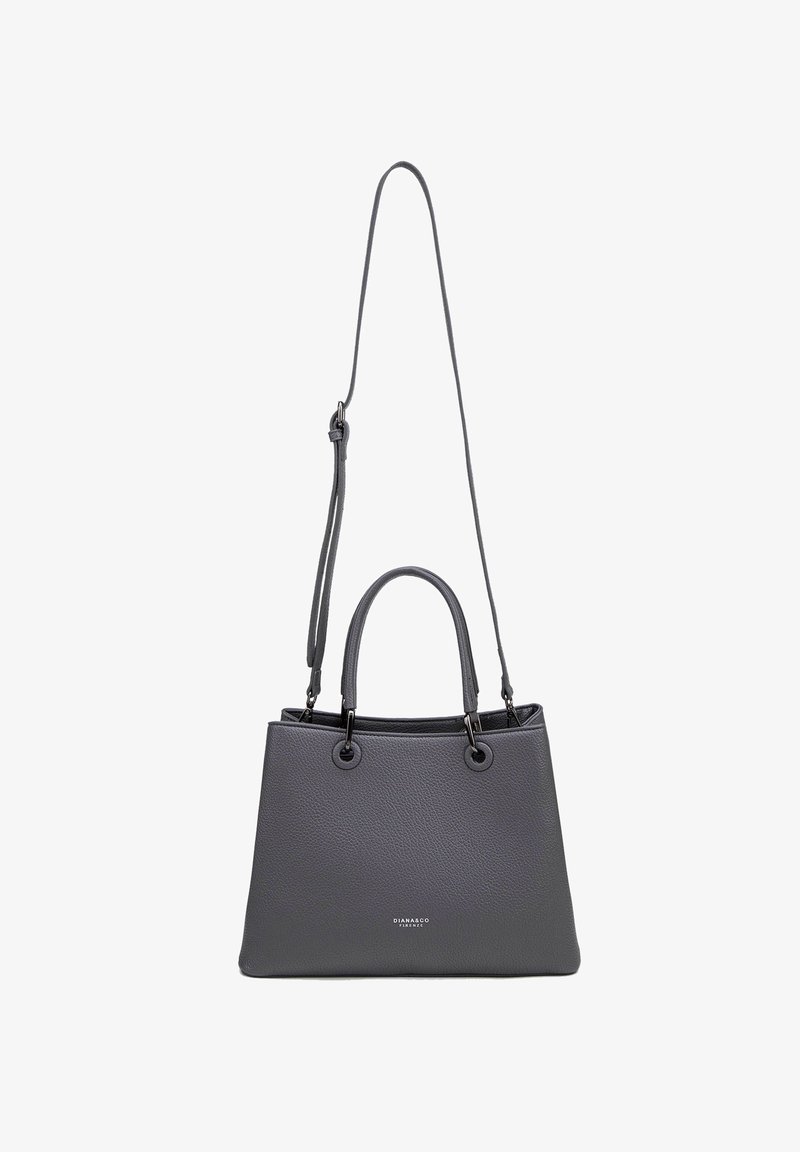 Borsa a tracolla in pelle grigia con texture, dotata di due manici e un lungo cinturino regolabile. Piccola marca al centro della parte anteriore.