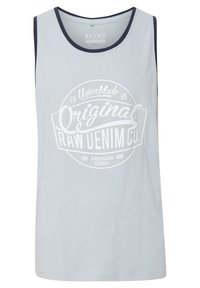 Top din bumbac de culoare albastru deschis, cu decolteu rotund și accente de culoare albastru marin. Imprimare grafică albă cu detalii despre marcă și logo.