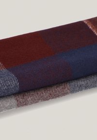 Próbka tkaniny w kratę w burgundzie, granacie, szarości oraz stonowanych wzorach, charakteryzująca się miękką, teksturowaną powierzchnią i złożonymi brzegami.