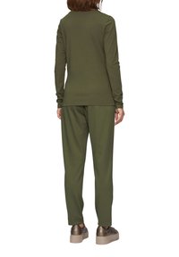 Olijfgroen langpols top gecombineerd met bijpassende broek, met een ontspannen pasvorm. Geweven stof met ronde halslijn en minimale naden.