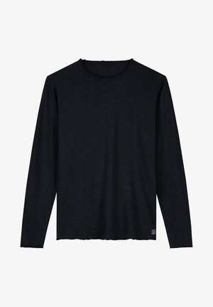 Hosszú ujjú, fekete póló puha anyagból, kerek nyakkivágással, nyers szélekkel és diszkrét logóval az alsó oldalon.