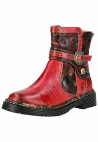 Stivaletto alla caviglia in pelle rossa con design in rilievo floreale, cinturino regolabile, fibbia circolare e suola nera tessurizzata, con cuciture multicolori.