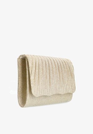 Gouden clutch tas met een gestructureerde stoffen oppervlakte, gebogen klep sluiting en een slank rechthoekig formaat.