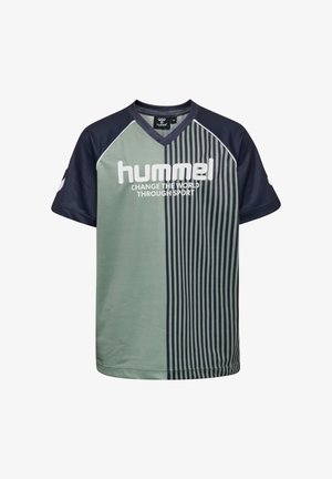 Grøn og marineblå kortærmet jersey med lodrette striber, v-hals design og "hummel" logo. Lavet af glat, let materiale.