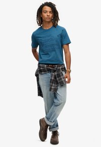 Superdry & Co EMBOSSED GRAPHIC - T-shirts print - charred teal grit