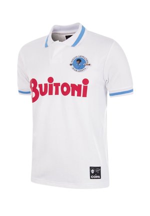 Polo shirt blanc avec des accents bleus sur le col et les manches, arborant un logo rouge "Buitoni" et un badge brodé de Diego Maradona.