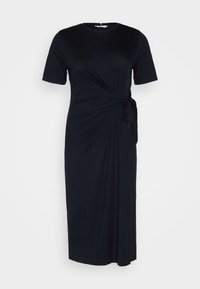 Zwarte knielange jurk van gladde stof, met korte mouwen, een ronde halslijn en een zijstrikdetail voor extra design.