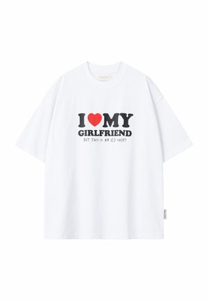 Weißes Kurzarm-T-Shirt mit dem Text „ICH [rotes Herz] MEINE FREUNDIN“ und kleinerem Text „ABER DAS IST EIN ALTES SHIRT“ vorne in der Mitte.