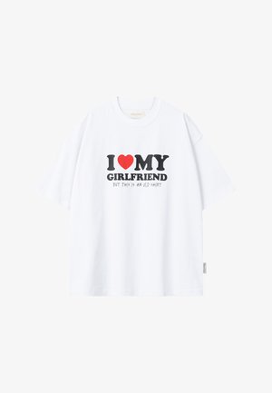 Another Cotton Lab, LOVE MY GIRLFRIEND T-SHIRT - Nyomott mintás póló - white