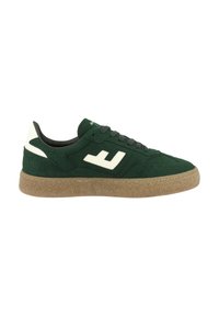 Zapatilla de ante verde con suela de goma texturizada, acentos blancos y un collar acolchado. Presenta un diseño de cordones y un detalle de logo sutil.