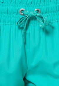 Tyrkysové šortky se stahovací šňůrkou, elastickým pasem a lesklou, texturovanou šňůrkou s kovovými detaily. Hladká, lehká látka.