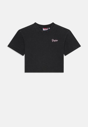 Tricou negru cropped cu mânecă scurtă, guler rotund și mic logo roz "Vingino" pe partea stângă a pieptului.
