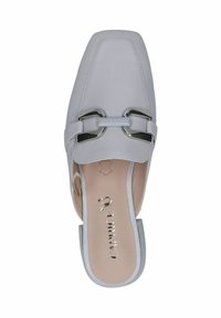 Mocassini grigi chiari slip-on con punta quadrata, dotati di una fibbia decorativa bicolore e una texture in pelle liscia. Marchio visibile sulla soletta.