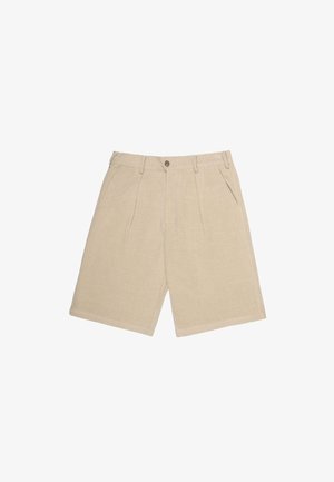 Shorts beige su misura con pieghe frontali, tasche laterali, passanti per cintura e chiusura con un solo bottone in vita.