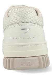 Witte mesh sneakers met een gewatteerde kraag, gladde leren accenten en een gestructureerde rubberen zool met verticale groeven en "HUB" branding.