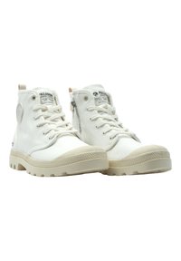 Stivaletti alti in tela bianca con suola in gomma cremoso texturizzata. Dotati di cerniera laterale e etichetta con il marchio sulla linguetta. Realizzati con materiali ecologici.