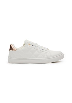 Zapatillas de deporte blancas acolchadas con una textura suave, con un acento de oro rosa en el talón y suela de goma resistente. Cintas con seis ojales.