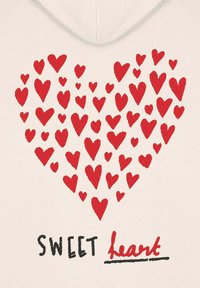Cuori rossi di varie dimensioni stampati su un tessuto di colore chiaro. Il testo sottostante recita "SWEET heart" in lettere nere e rosse.