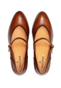 Ballerines Mary Jane en cuir marron avec un bout pointu, une bride de cheville et une semelle intérieure texturée. Présente des coutures subtiles et des accents métalliques.