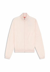 Chaqueta rosa clara con cremallera, cuello alto, tejido texturizado con un patrón sutil y puños y dobladillo elásticos.
