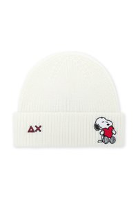 Beanie bianco a maglia con risvolto, caratterizzato da un logo rosso "ΔX" e un Snoopy ricamato che tiene un cuore rosso. La texture è a coste.