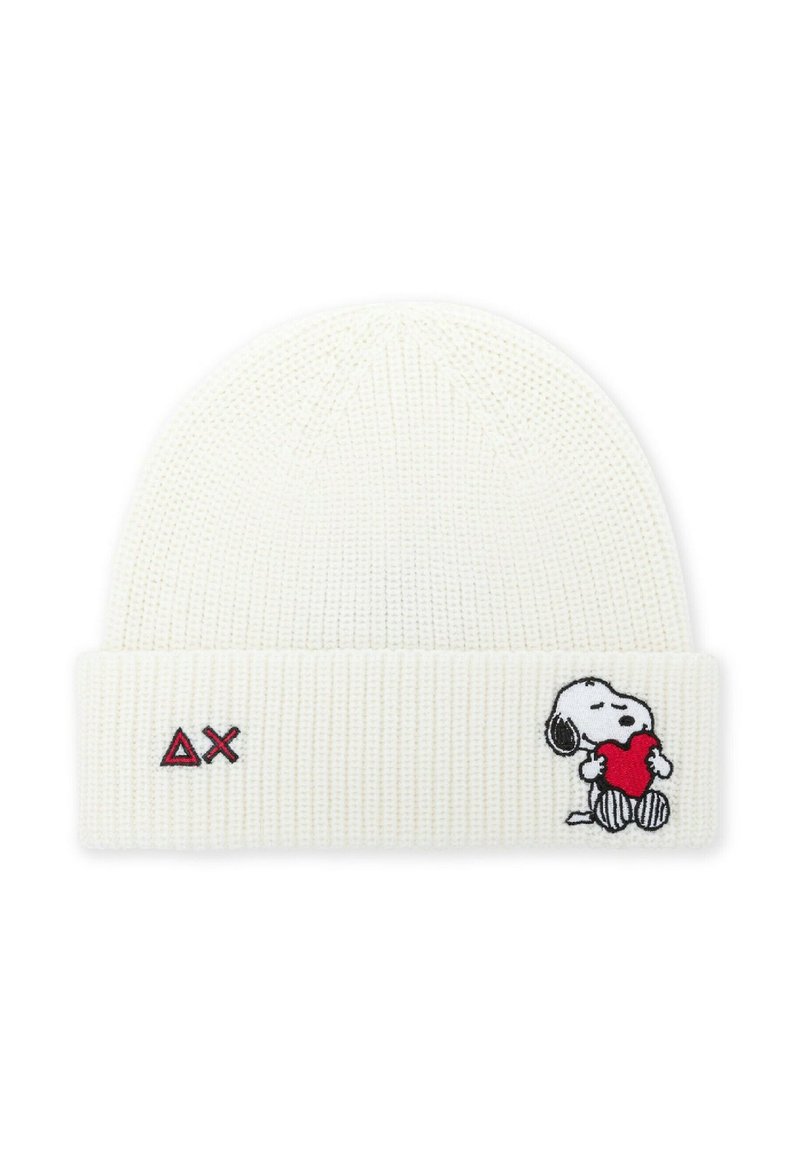 Beanie bianco a maglia con risvolto, caratterizzato da un logo rosso "ΔX" e un Snoopy ricamato che tiene un cuore rosso. La texture è a coste.