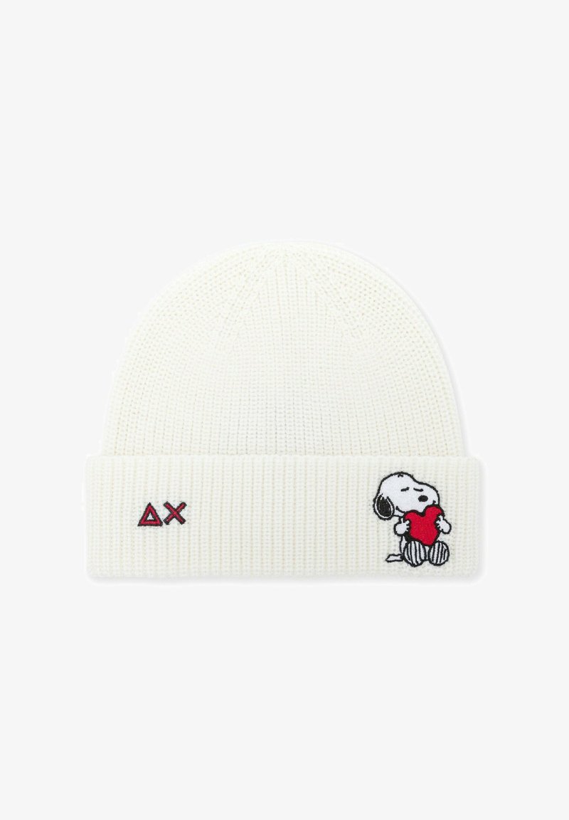 Beanie bianco a maglia con risvolto, caratterizzato da un logo rosso "ΔX" e un Snoopy ricamato che tiene un cuore rosso. La texture è a coste.