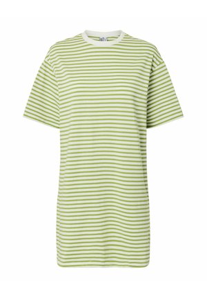 Kurzärmeliges T-Shirt mit Rundhalsausschnitt und horizontalen hellgrünen und weißen Streifen, auf weißem Hintergrund dargestellt.