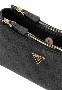 Clutch in materiale sintetico nero testurizzato con doppie cerniere, accessori in tono oro e dettaglio logo triangolare brandizzato.