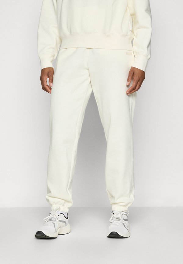 STUDIO SWEATPANTS - Tracksuit bottoms - cannoli cream