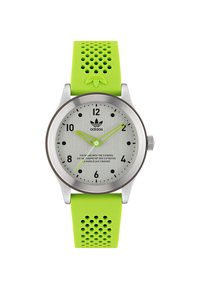 Silverfärgad rostfri klocka med ett grönt perforerat silikonarmband. Grå urtavla med svarta timmarkeringar och gröna visare. Har Adidas-logotypen.