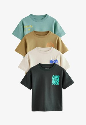 Set von vier kurzärmeligen T-Shirts in Grün, Braun, Creme und Schwarz. Merkmale sind gerippte Halsausschnitte und verschiedene Grafikdrucke auf der Vorderseite.
