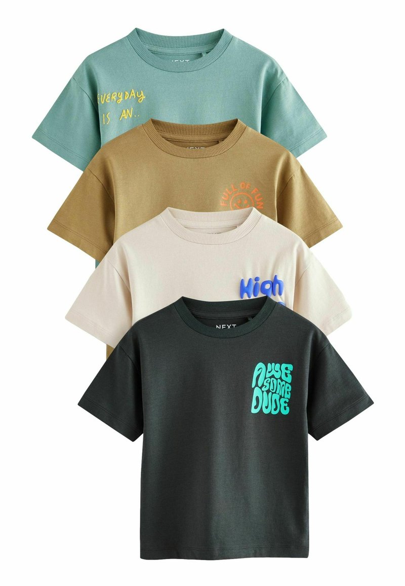 Set von vier kurzärmeligen T-Shirts in Grün, Braun, Creme und Schwarz. Merkmale sind gerippte Halsausschnitte und verschiedene Grafikdrucke auf der Vorderseite.
