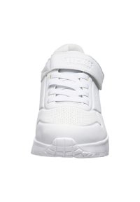 Scarpa da ginnastica bianca con tomaia in sintetico liscia, design perforato, collo imbottito, lacci elastici e cinturino regolabile alla caviglia.