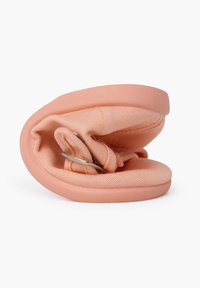 Sandalía plegable rosa con parte superior de tela texturizada y suela de goma, que presenta un acento en forma de anillo plateado para un cierre seguro.