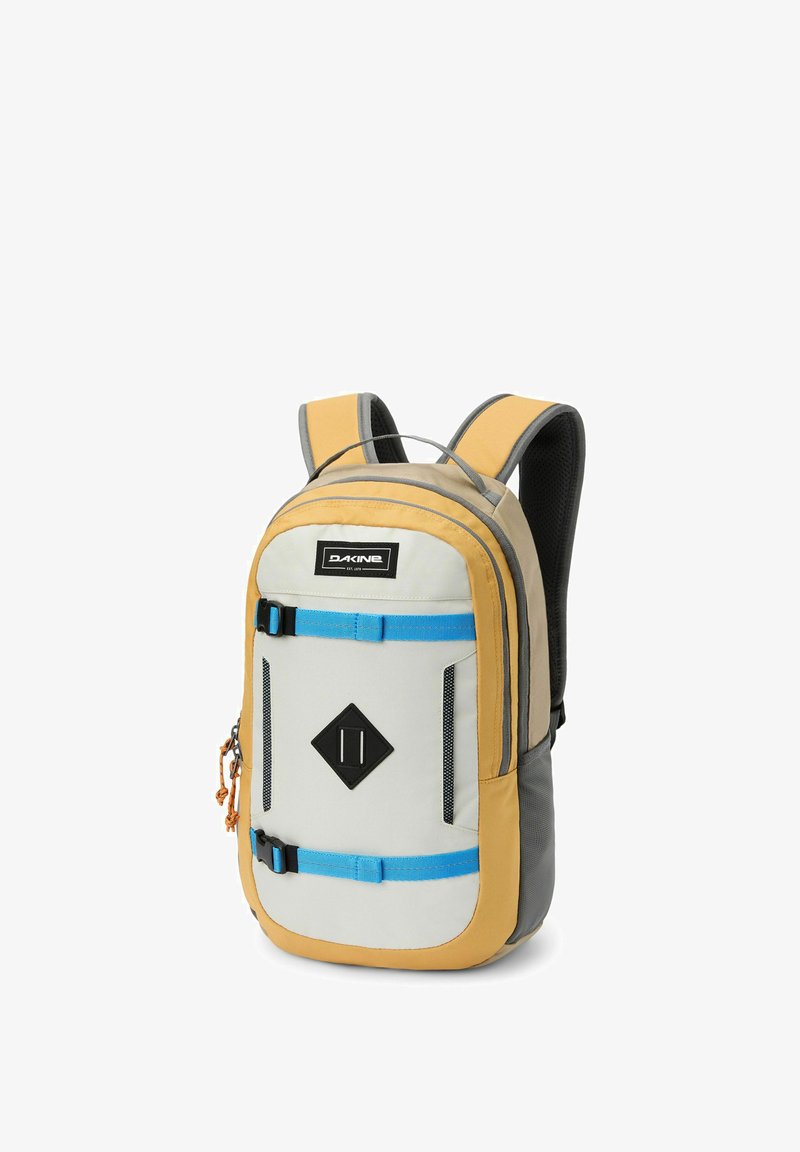 Grijze en gele rugzak met blauwe accenten, gewatteerde schouderbanden, een handvat aan de bovenkant en een voorvak met een diamantvormig logo. Glad textuur van de stof.