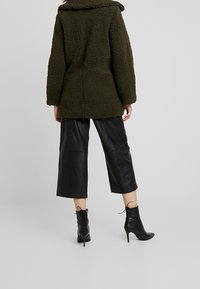 Miss Selfridge Abrigo corto - green