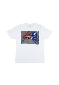 Hvid bomulds t-shirt med et grafik af en racerbils mod en grå baggrund med røde og blå accenter og abstrakte linjer.