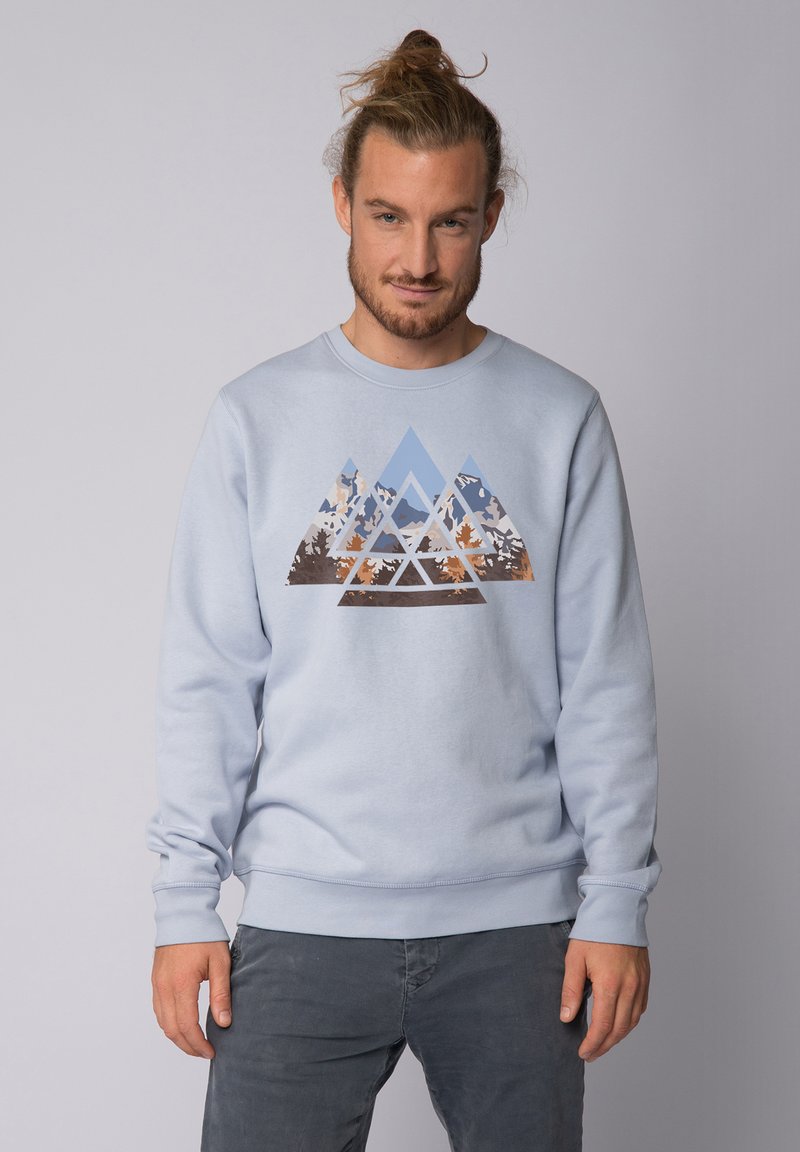 Lichtblauwe sweatshirt met een geometrisch berggraphic in blauw, wit en oranje tinten. Gemaakt van zachte stof met een ronde hals.