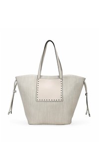 Bolso tote de ratán beige con un panel de cuero liso en contraste y acentos de tachuelas. Presenta dos asas resistentes y lazos laterales ajustables.