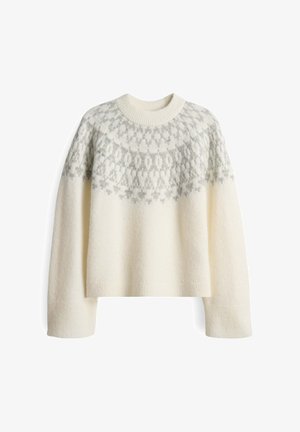 Weißer Pullover mit rundem Ausschnitt, der im oberen Bereich ein hellgraues geometrisches Muster und ein strukturiertes Strickgewebe im ganzen Pullover aufweist.