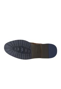 Suola di una scarpa elegante marrone con grip in gomma nera e blu scuro testurizzata e design del tacco segmentato per trazione e durata.